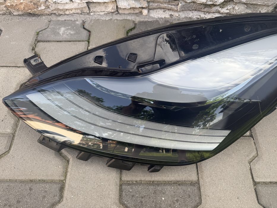 Far Stang Tesla 3