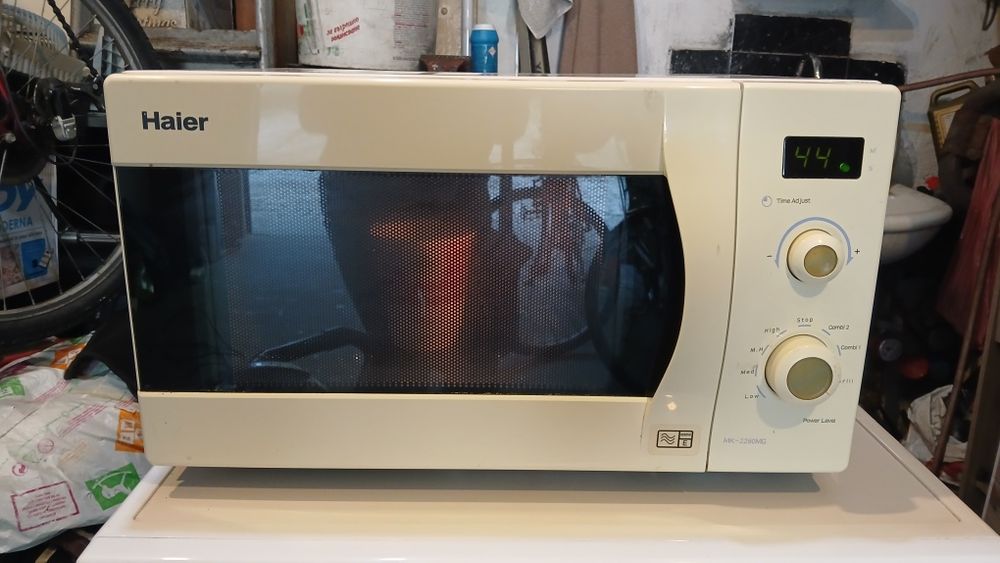 Миклровълнова печка HAIER 1300W КАТО НОВА