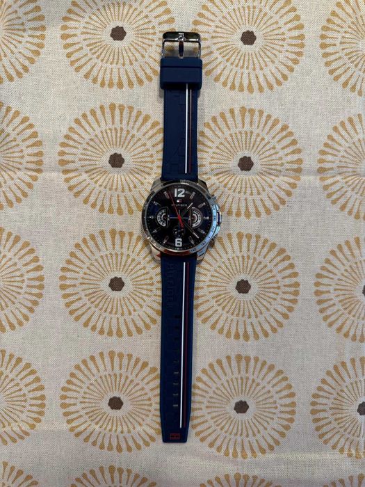 Продавам чисто нов часовник Tommy Hilfiger Decker