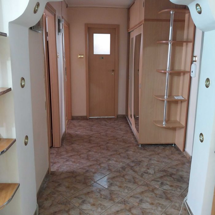 Inchiriez apartament doua camere si balcon, zona Zavoi