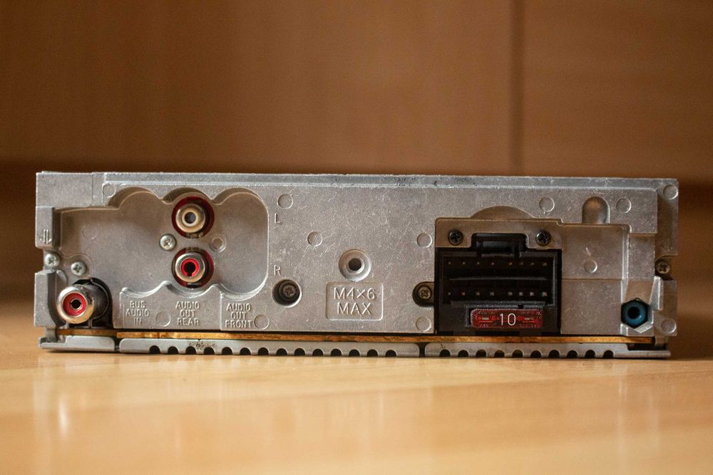 Sony CDX-R3300 радио и CD плеър