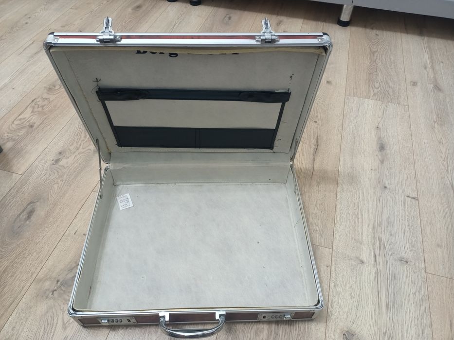 Продаю чемодан в отличном состоянии