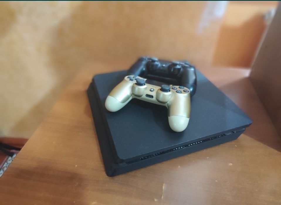 Игровая консоль ps4 Б/У