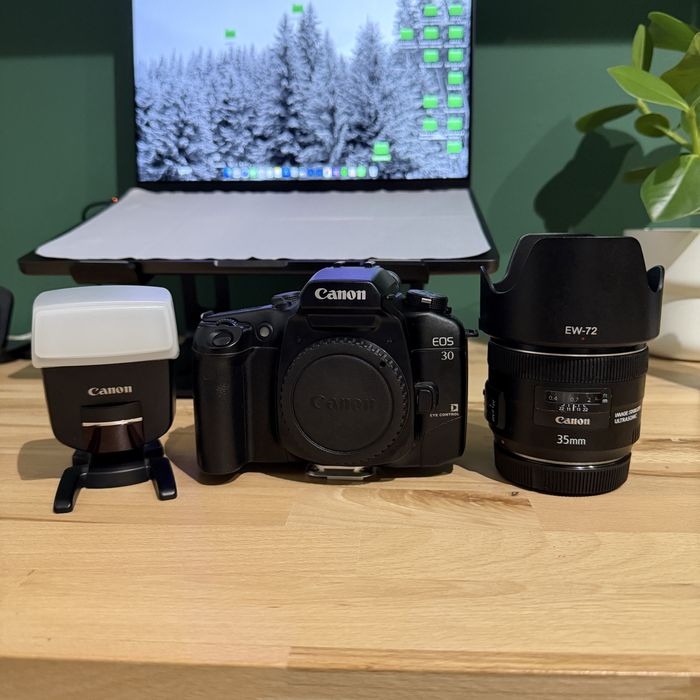 Canon eos 30 + Canon 35 f2 IS USM + Canon 220ex