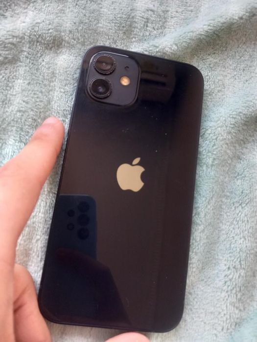 Продавам Iphone 12