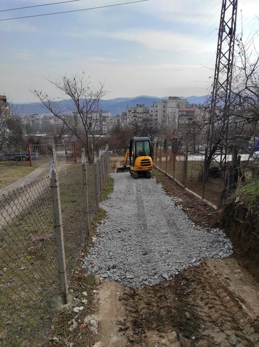 Услуга с мини багер 3т дренажи ями основи изкореняване на дървета
