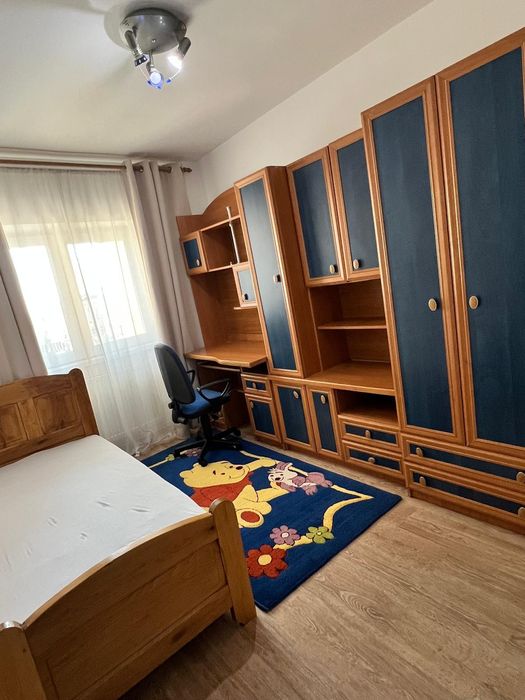 Închiriez apartament  3 camere, strada Victoriei lângă Shopping City T