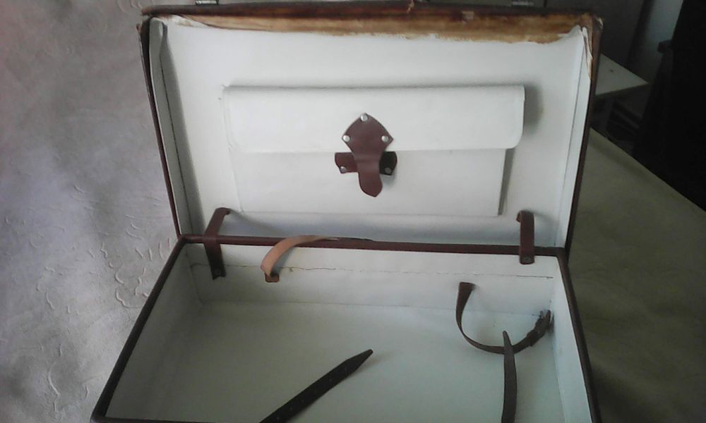 Vand oglinda, set alpaca, valiza piele sec. XIX