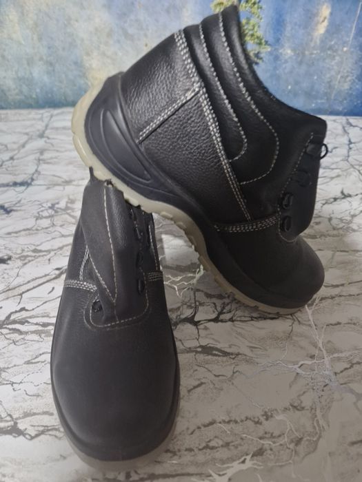 Прочные  ботинки