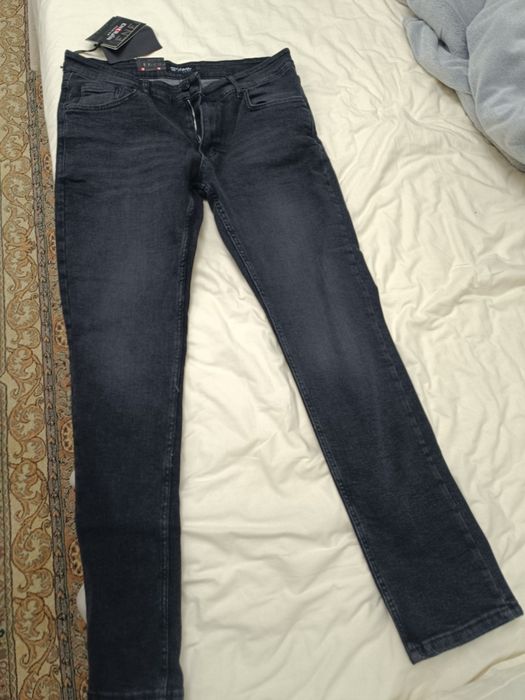 Blugi slim noi cu eticheta