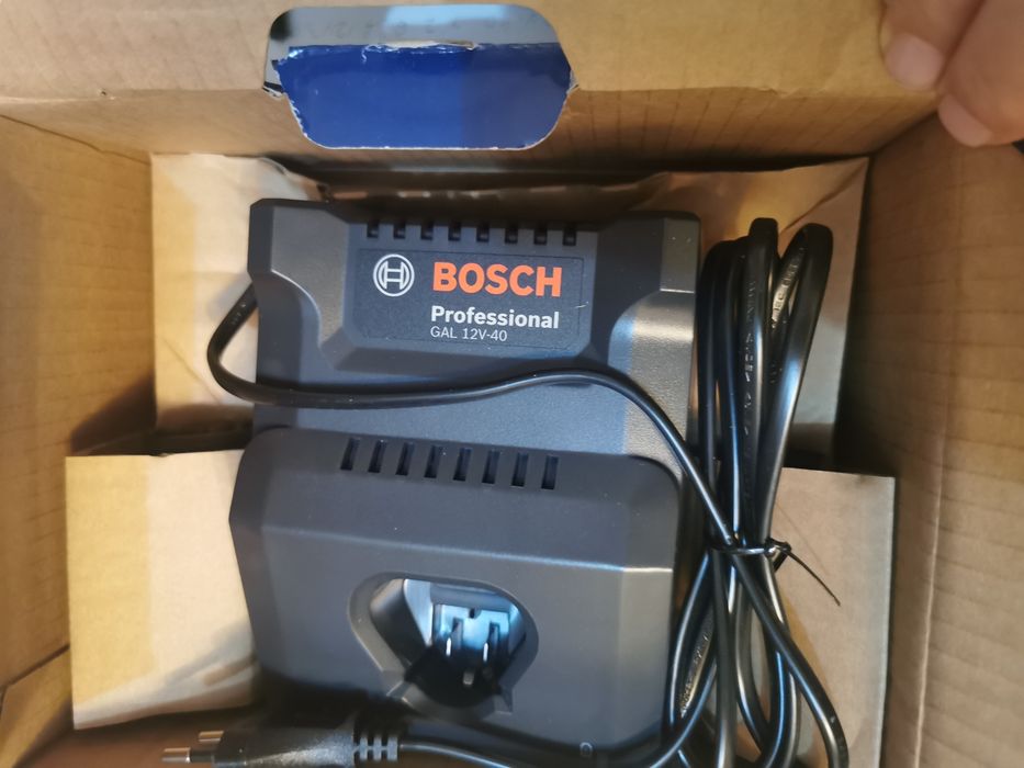 Aspirator auto Bosch Professional+geanta Bosch cu doi acumulatori
