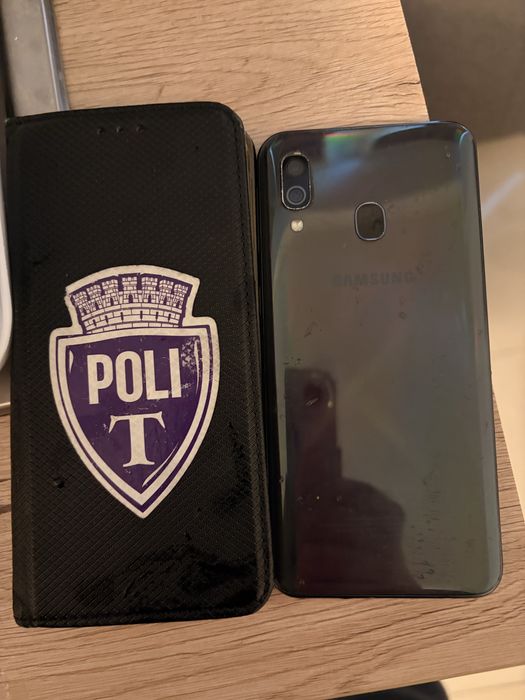 Smartphone cel  in poza usor bourne ectan dar functional bateria tine