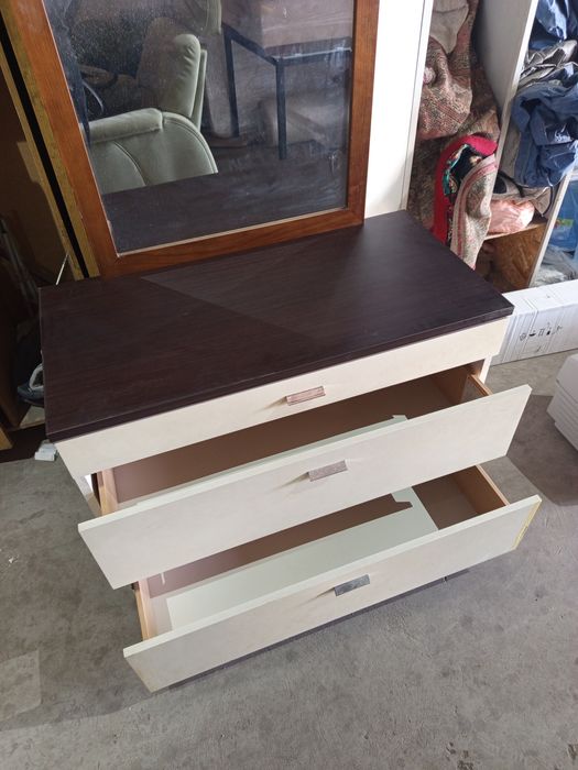 Продам столы, пуфы , камод