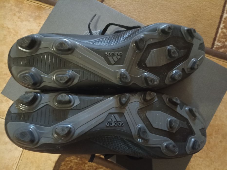 Продавам футболни обувки