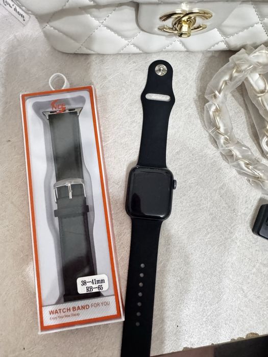 Apple Watch 4 б/у , в подарок ремешок .