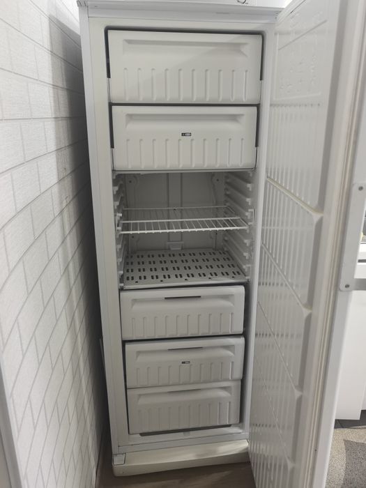Морозильная камера Indesit.