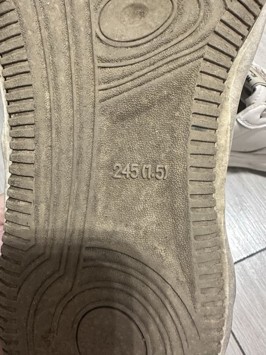 Кожаные кроссовки белые