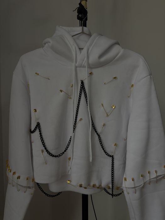 Hanorac personalizat cu detalii metalice si lanturi!