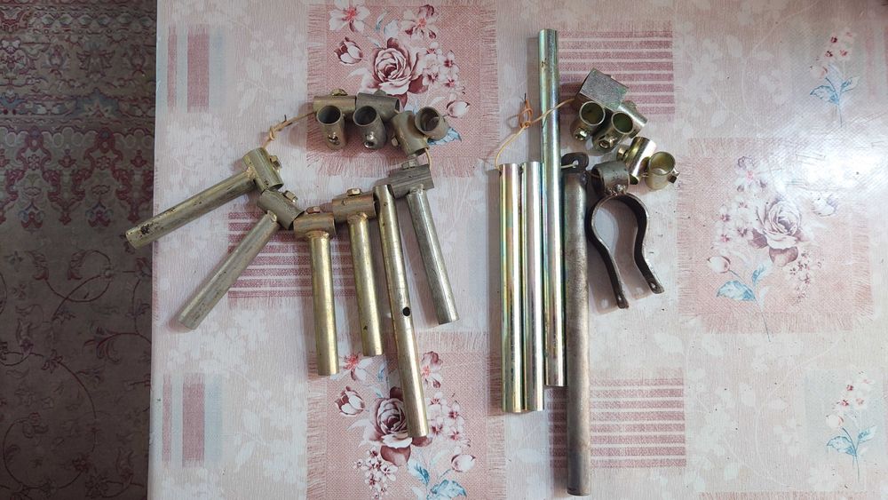 Кронштейн из металлических трубок для подвески или крепления чего-либо