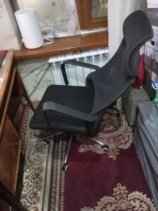 продам сломанное кресло сетчатое от Woodline