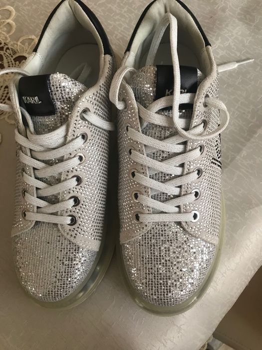 Adidași noi nepurtați