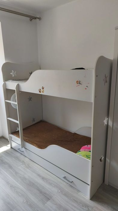 Vând pat supraetajat pentru copii, cu sertar și scară, stare foarte bună, cu mici urme cosmetice.