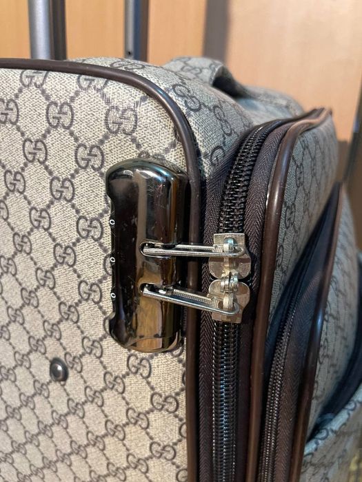 Чемодан среднего размера