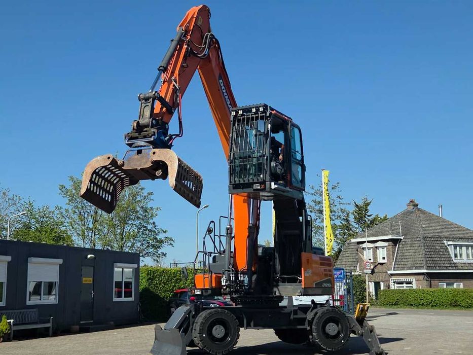 Колесный экскаватор Doosan DX210W-5