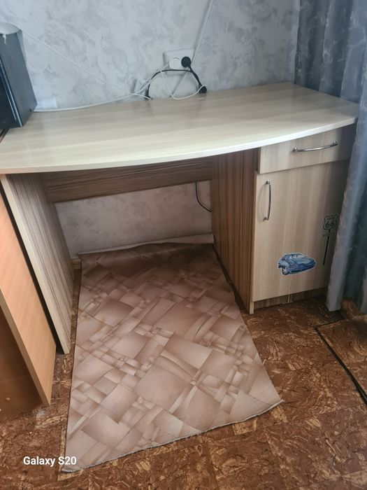 Продам стол письменный и матрас