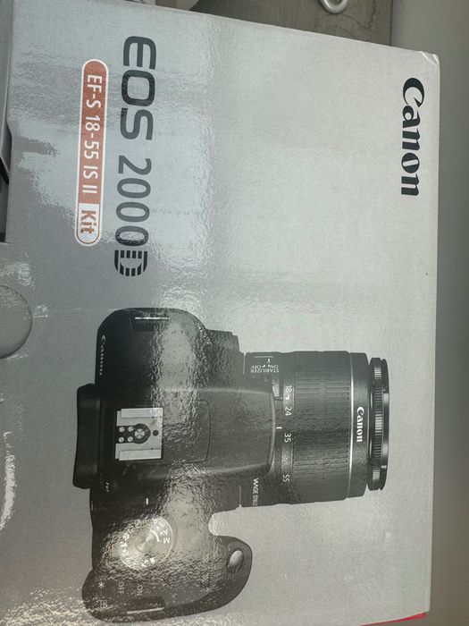 Фотоапарат Canon EOS2000D с обектив