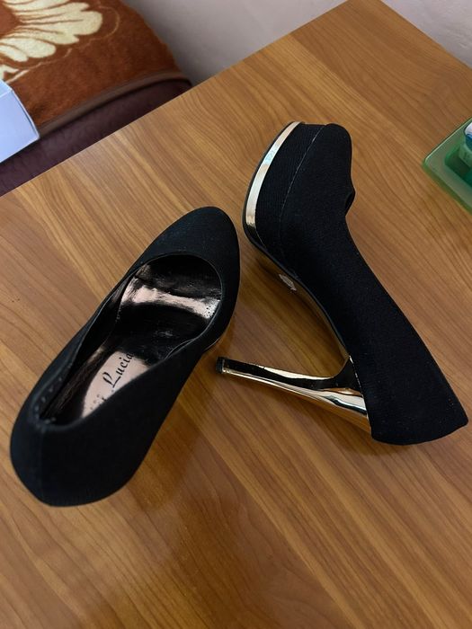 Pantofi cu toc negri