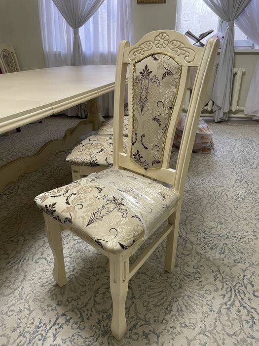 стол и стулья        .