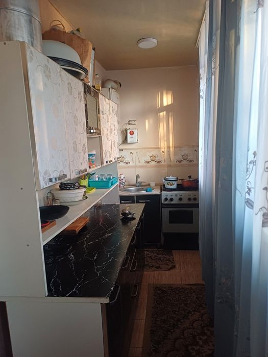 Uy sotiladi 2 xona 3 xona qilinga oshxona balkonda mebellari bilan