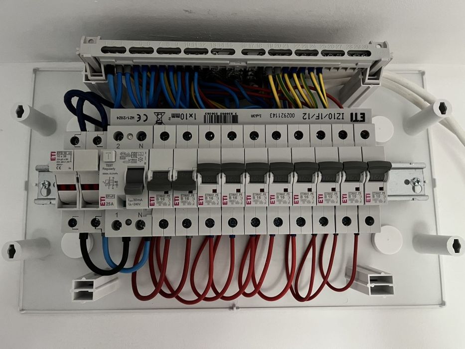 Electrician Bacău – Intervenții rapide și montaj