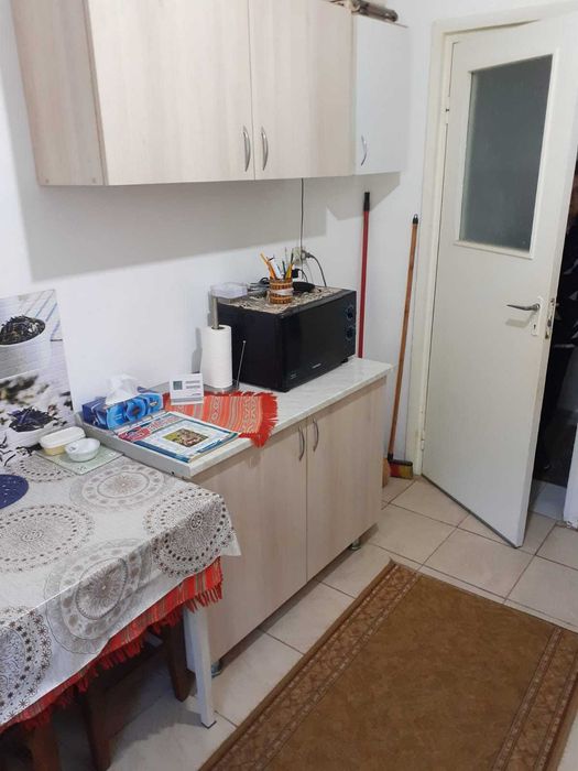 Apartament decomandat cu 2 camere, situat la etajul 2, într-o zonă liniștită