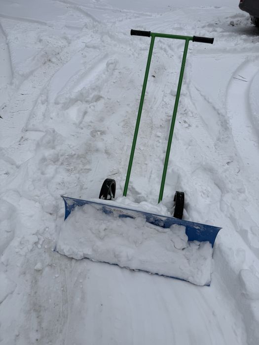 Лопата для снега с колесами.