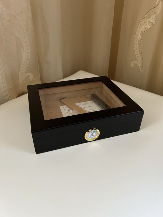 Хумидор за 20 пури – кедрово дърво, стъклен капак, хигрометър