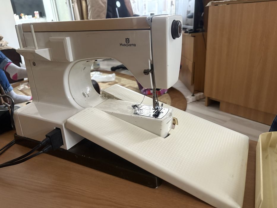Masina de cusut suedeza Husqvarna 6270