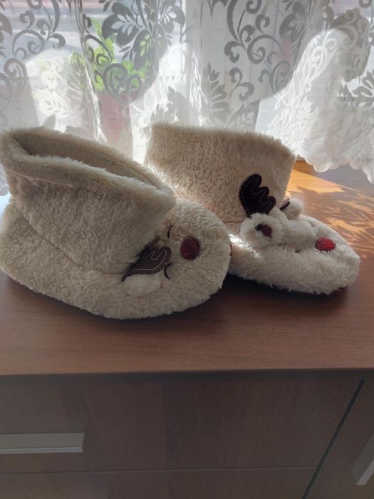 Продавам коледни  пантофи