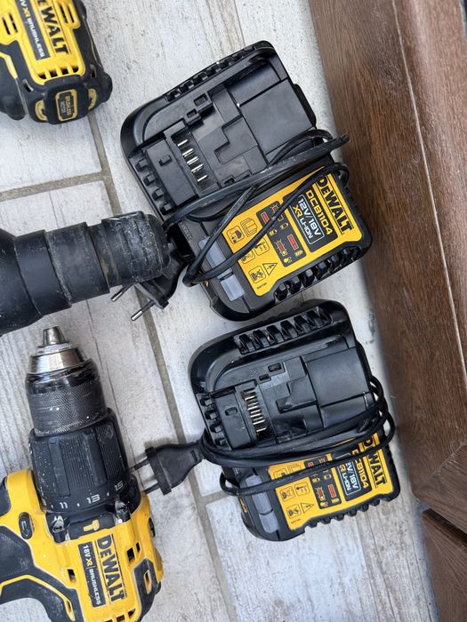 Ofer spre vânzare set dewalt originale.  Setul este Compus din: 2 filetante  1 flex  1 rotopercutanta  4 baterii de 5ah  2 incarcatoare