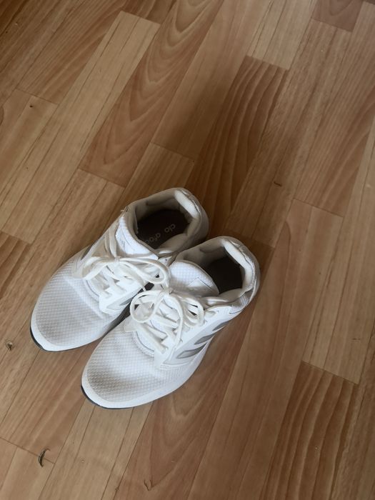 Продам красовки  адидас