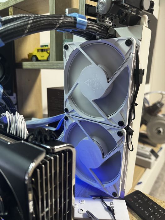 Водно охлаждане arctic freezer II pro с сини щипки за тръби