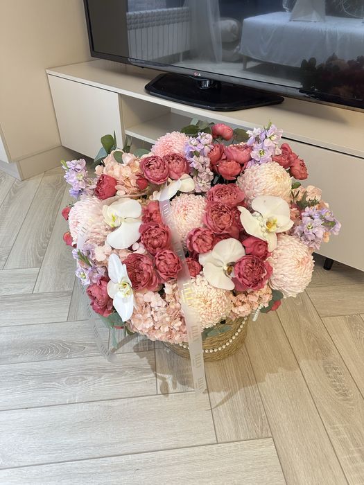Большой букет в корзине.