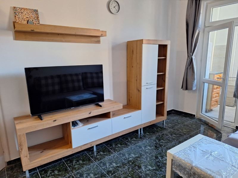 Дава се под наем Тристаен апартамент в Варна, Зимно кино Тракия - 70 кв.м за 510 € - Снимка #2