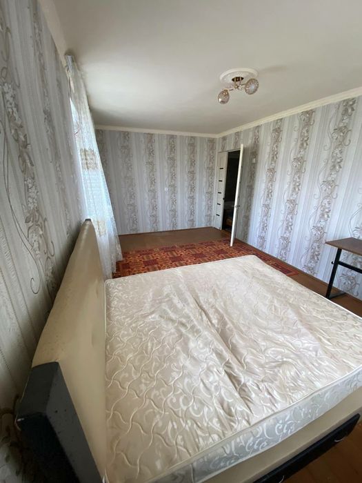 Men busty xizmatkorni it uslubi holatiga qoydim, mushukini yaladim va porno videoda uni sikdim.