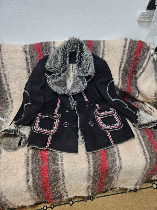 Vand haina de piele autoarea brodata cu blana  de dama in stare ff bun