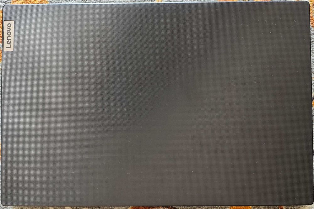 Продавам Lenovo V15 G3 IAP/i5-1235U/16GB RAM/512GB NVMe/1TB SATA3