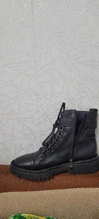 Продам  осенние ботинки