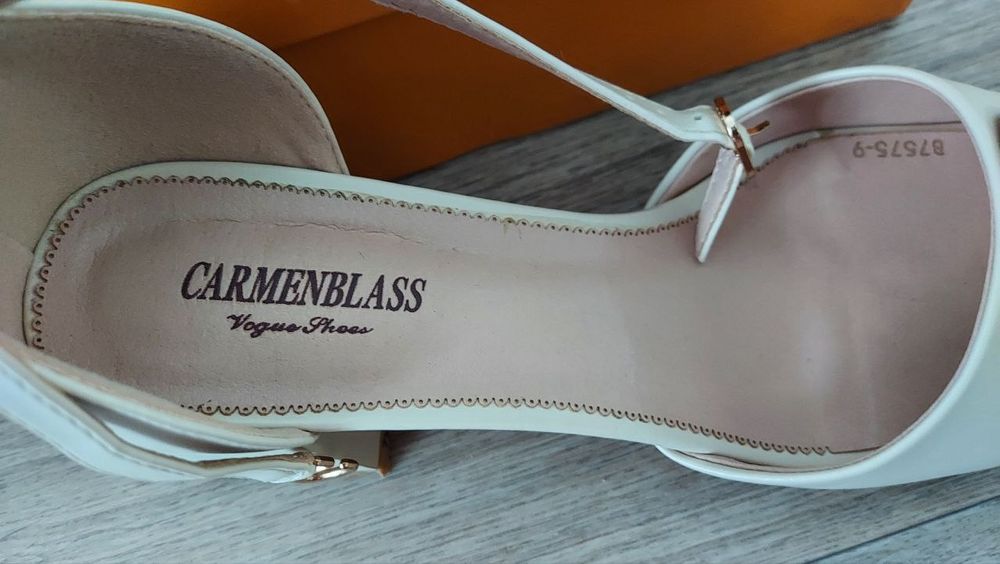 Босоножки, на удобном каблучке.