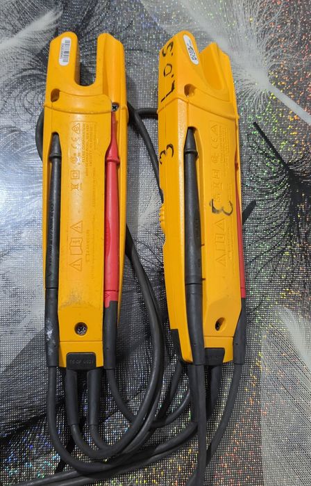 Tester electric Fluke T5-1000 & Tester de izolație Fluke 1507 (centru)